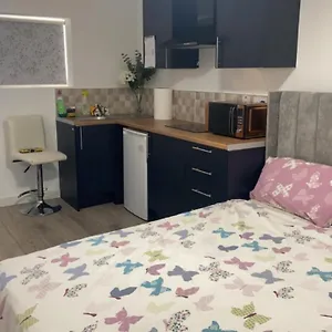  Apartment Brand New Studio With Beautiful Kitchen-close To City Centre United Kingdom